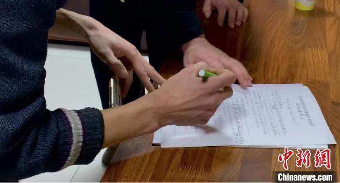 圖為現(xiàn)場下達詢問通知書?！±铈面?攝