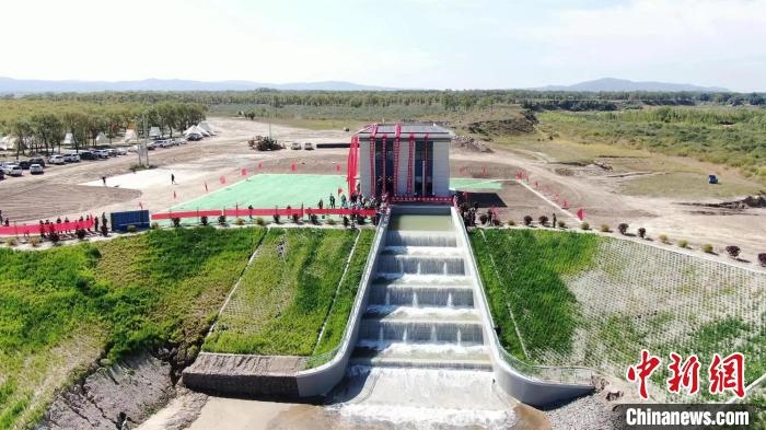 圖為生態(tài)補水現(xiàn)場?！》缎Э?攝