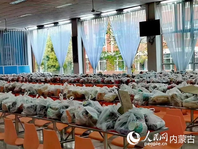 內(nèi)蒙古師范大學為返鄉(xiāng)學生準備午餐和路途上的方便食品。內(nèi)蒙古教育廳供圖