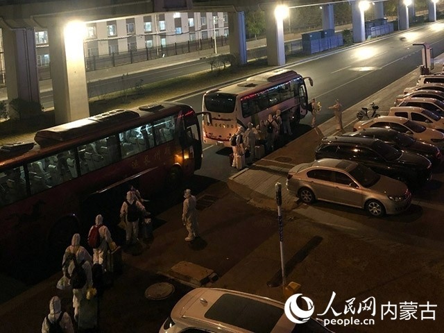 高校學生有序登車，前往隔離點。內(nèi)蒙古教育廳供圖