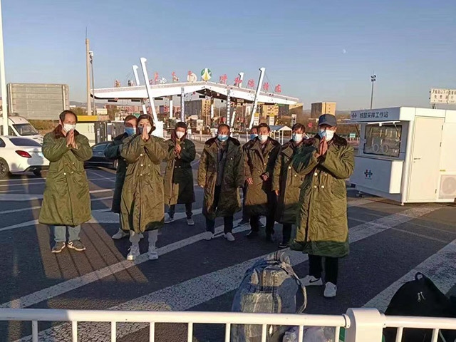 護送農(nóng)民工安全返鄉(xiāng)。賽罕區(qū)民政局供圖