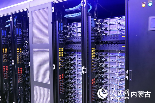 內(nèi)蒙古高性能計算公共服務(wù)平臺機(jī)房。人民網(wǎng)記者 苗陽攝