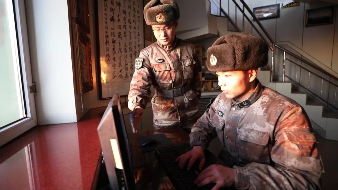 哨所內(nèi)，官兵們熟練操作視頻監(jiān)控系統(tǒng).webp.jpg