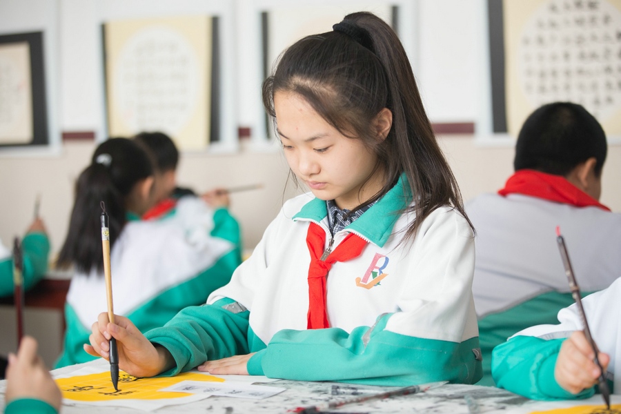 北重一小，學(xué)生正在書寫毛筆字 (2).jpg