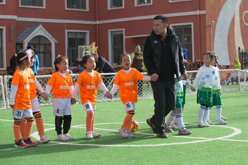 8.趣味比賽結(jié)束后，足球教師武穆帶領(lǐng)孩子們到場邊謝場.jpg