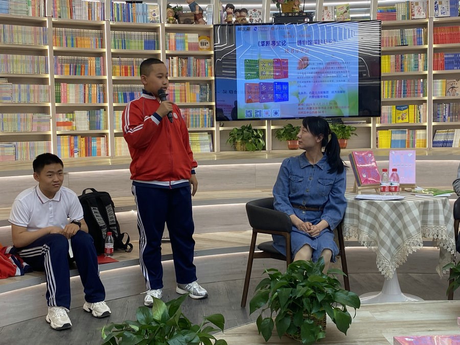 1715768160416633.jpg 4——與學(xué)生互動(dòng)..jpg