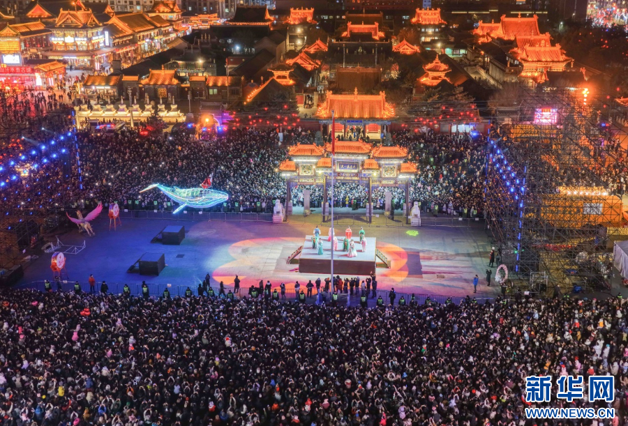 2025年12月31日晚，呼和浩特市玉泉區(qū)塞上老街旅游休閑街區(qū)跨年夜活動現(xiàn)場游人如織。新華網(wǎng)發(fā)（丁根厚 攝）.jpg