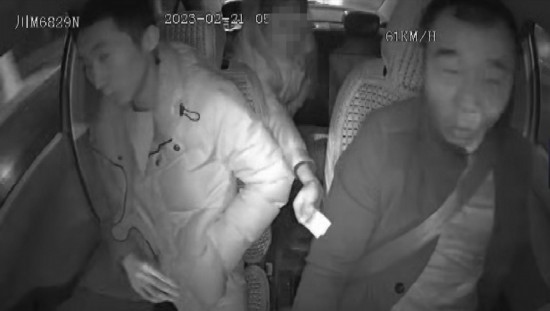 凌晨女子打車到江邊，并掏出百元大鈔給司機稱不用找了。資陽公安供圖