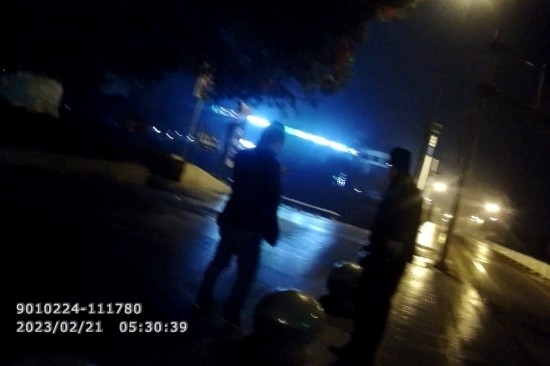 報警人唐師傅向民警講述情況 。資陽公安供圖