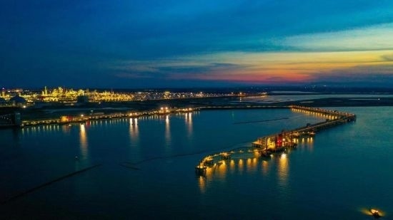 圖為中科煉化自建港口碼頭，30萬(wàn)噸級(jí)原油泊位