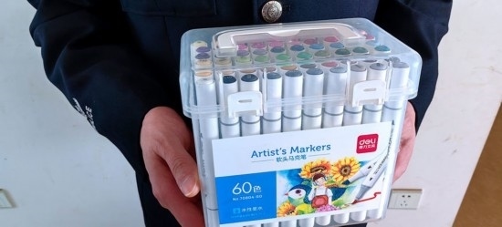 民警送上的馬克筆。資陽市公安供圖