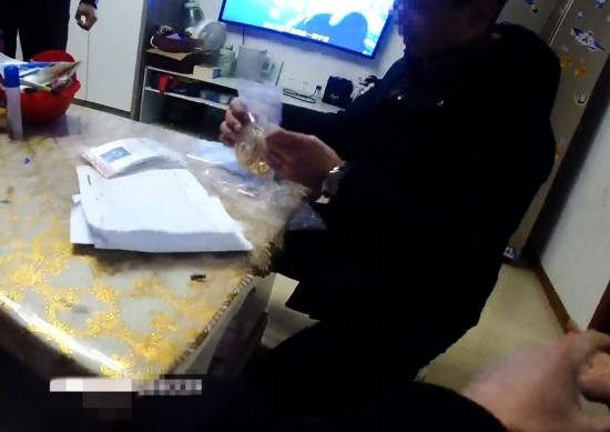 失主對照清單清點黃金等貴重物品。資陽市公安供圖