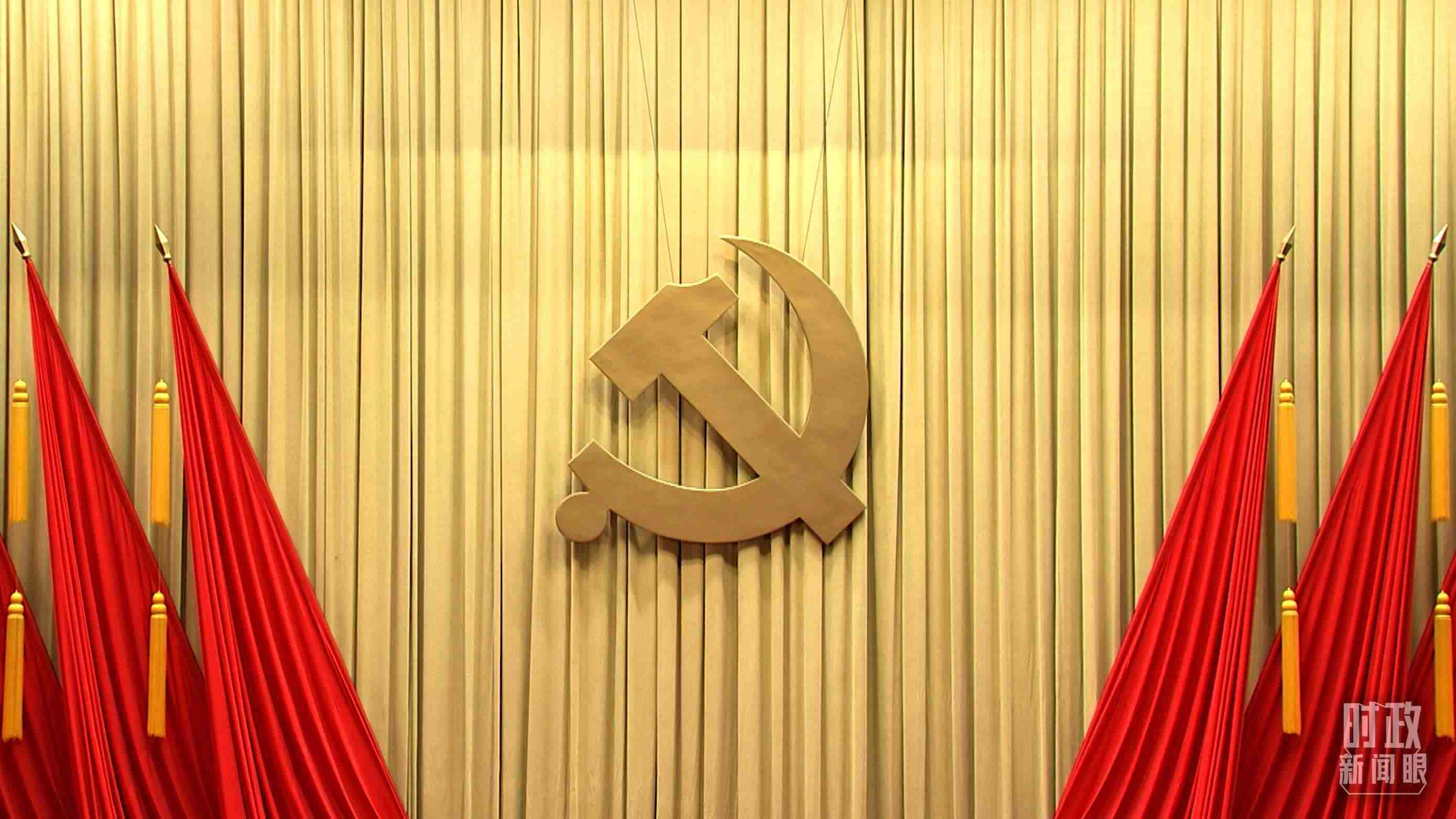 △會場上莊嚴的黨徽。（總臺央視記者郭鴻拍攝）