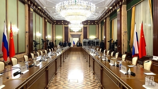 △俄羅斯聯(lián)邦政府大廈內(nèi)，習(xí)主席在這里會(huì)見俄羅斯總理米舒斯京。（總臺(tái)央視記者段德文拍攝）