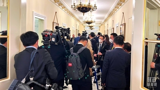  △等待進(jìn)入會(huì)場(chǎng)的新聞?dòng)浾邤D滿走廊。（總臺(tái)央視記者程鋮拍攝）