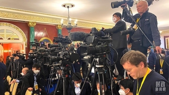 △等待中俄兩國(guó)元首共見記者的中外媒體同仁。（總臺(tái)央視記者段德文、李輝拍攝）