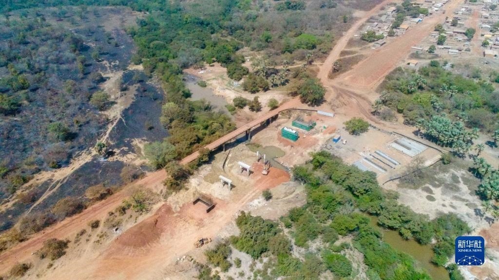 這是1月12日在科特迪瓦西北部奧迭內(nèi)省拍攝的北部公路項(xiàng)目施工現(xiàn)場(chǎng)（無人機(jī)照片）。新華社發(fā)（中國(guó)港灣工程有限責(zé)任公司供圖）