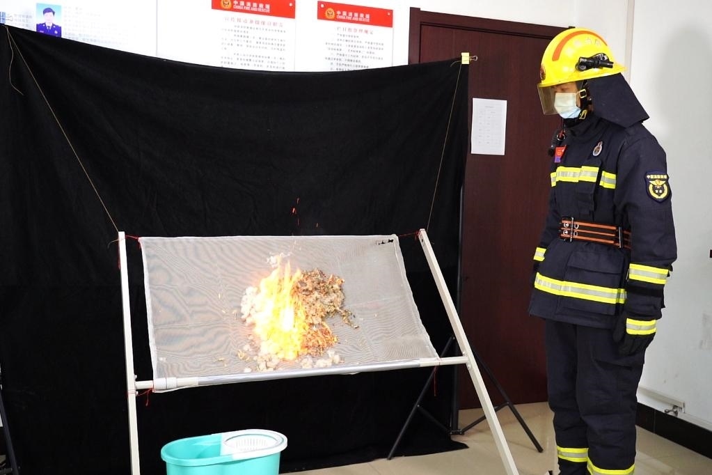 消防員在展示柳絮點燃實驗。 張少欣 攝