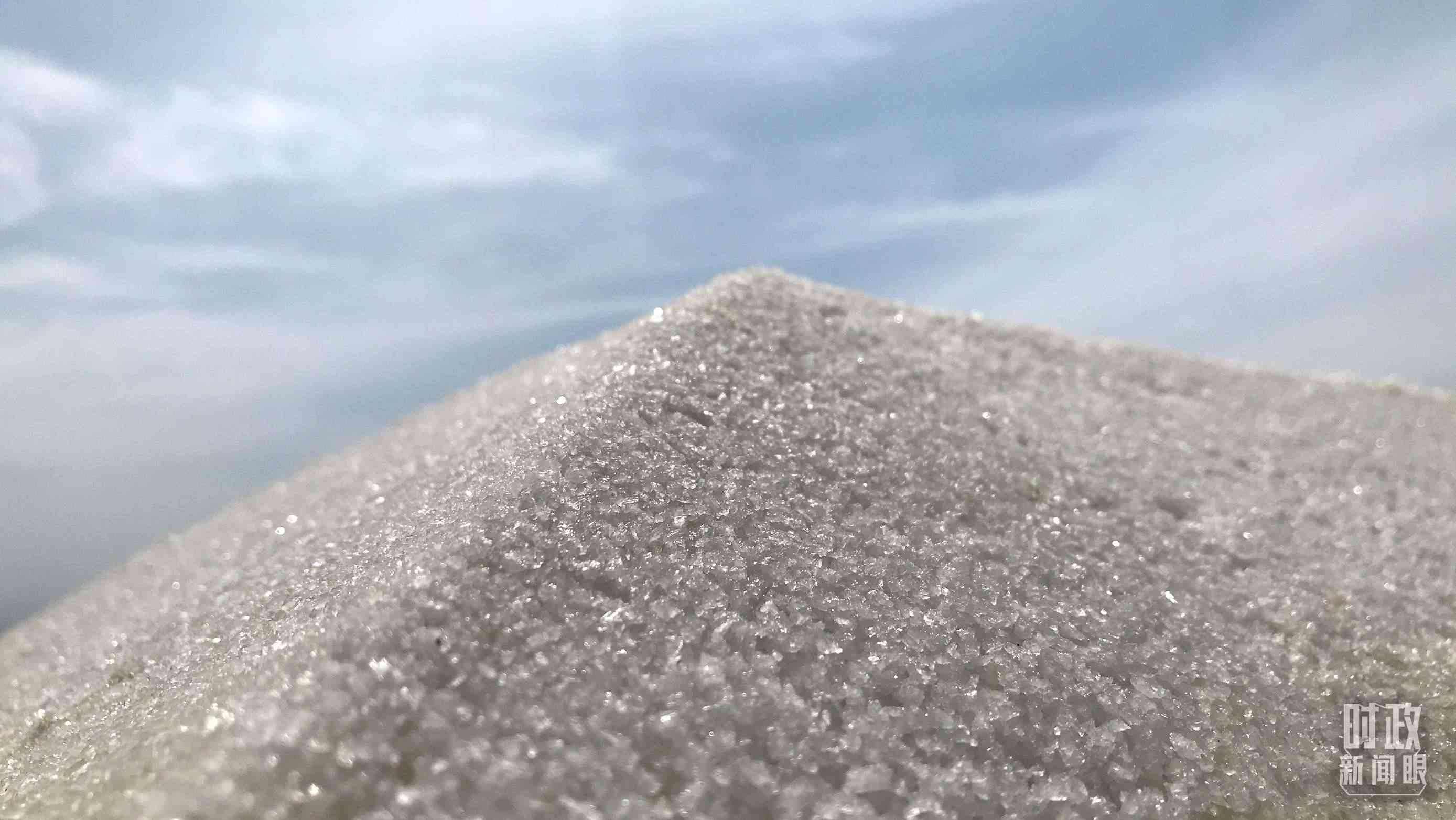 △鹽湖出產(chǎn)的河?xùn)|大鹽。（總臺(tái)央視記者石偉明拍攝）