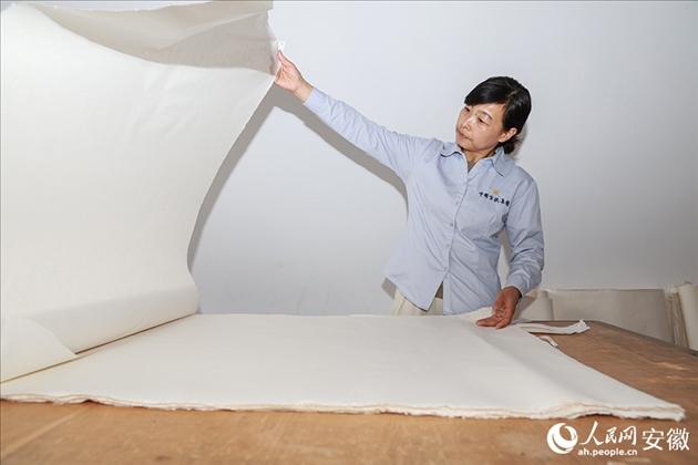 制簾需要將蔑條通過專門的小孔磨細(xì)。人民網(wǎng)記者 張俊攝