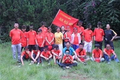 項目辦開展活動合影，喬海云（后排中，黑衣）和張月如（后排右一）