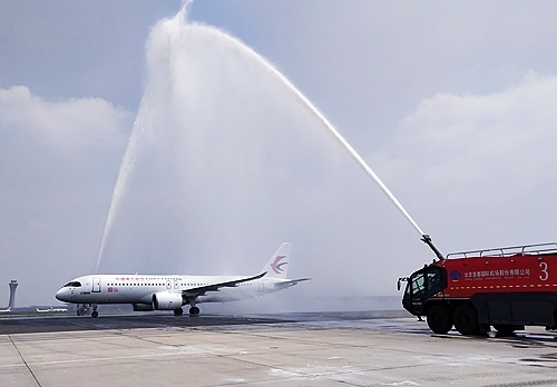 C919穿過(guò)象征民航最高禮儀的“水門(mén)”。東航供圖