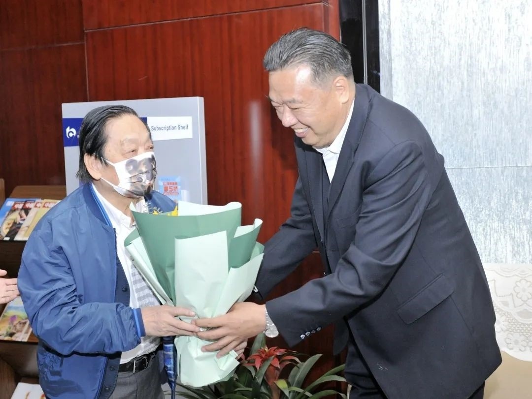 ▲青海省政協(xié)副主席、青海省林草局黨組書記、局長、祁連山國家公園青海省管理局局長李曉南在機(jī)場迎接韓美林