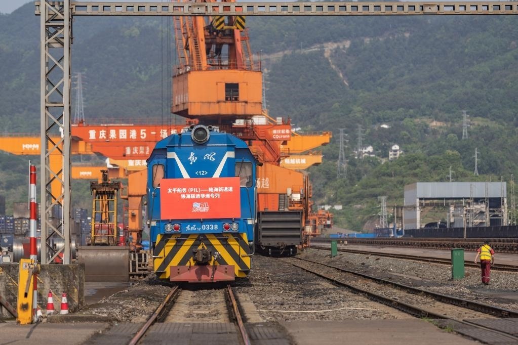 這是2023年4月27日，太平船務(wù)——西部陸海新通道江鐵海聯(lián)運(yùn)非洲專列在重慶果園港魚嘴站等待發(fā)車。