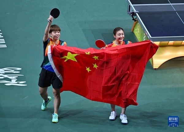 5月27日，陳夢(mèng)（右）/王藝迪慶祝勝利。當(dāng)日，在南非德班進(jìn)行的2023年世界乒乓球錦標(biāo)賽女子雙打決賽中，中國選手陳夢(mèng)/王藝迪以3比0戰(zhàn)勝韓國選手田志希/申裕斌，奪得冠軍。新華社記者 陶希夷攝