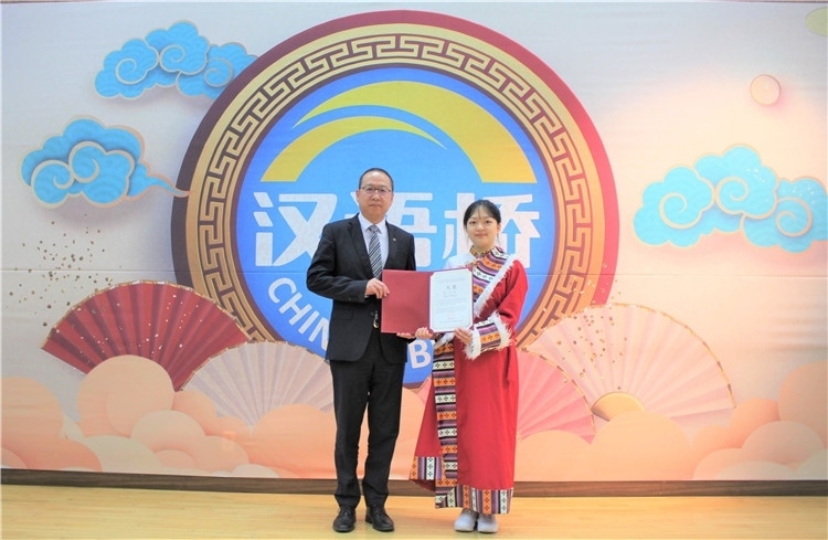 中國(guó)銀行首爾分行行長(zhǎng)周建軍為大學(xué)生組冠軍頒獎(jiǎng)并頒發(fā)就業(yè)證書(shū)。首爾孔子學(xué)院供圖