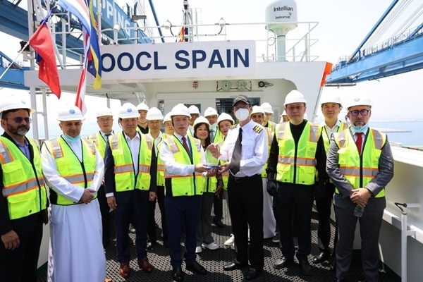 圖為與會嘉賓參觀“東方西班牙”輪。中遠(yuǎn)海運港口阿布扎比碼頭供圖