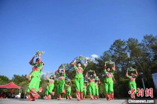 市民在跳廣場舞。 唐小晴 攝