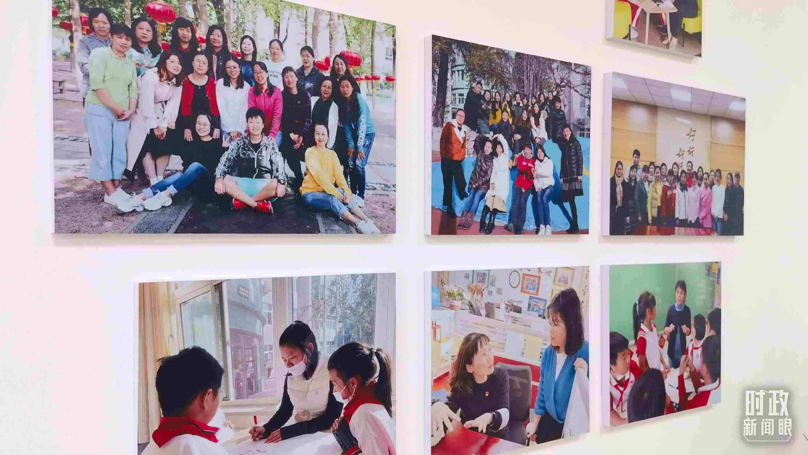 △五年級(jí)教師辦公室內(nèi)的合影展板。（總臺(tái)央視記者賈林拍攝）