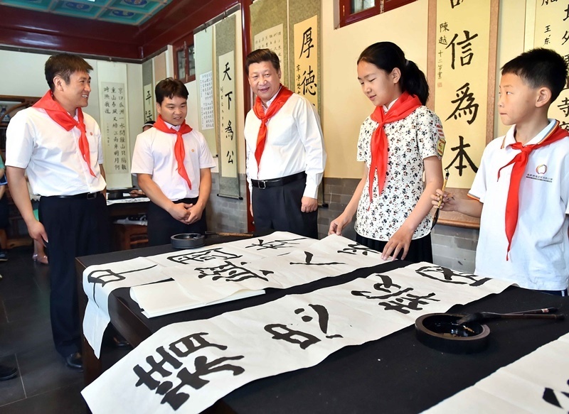 2014年5月30日，習(xí)近平總書記來到北京市海淀區(qū)民族小學(xué)，參加慶?！傲弧眹H兒童節(jié)活動。