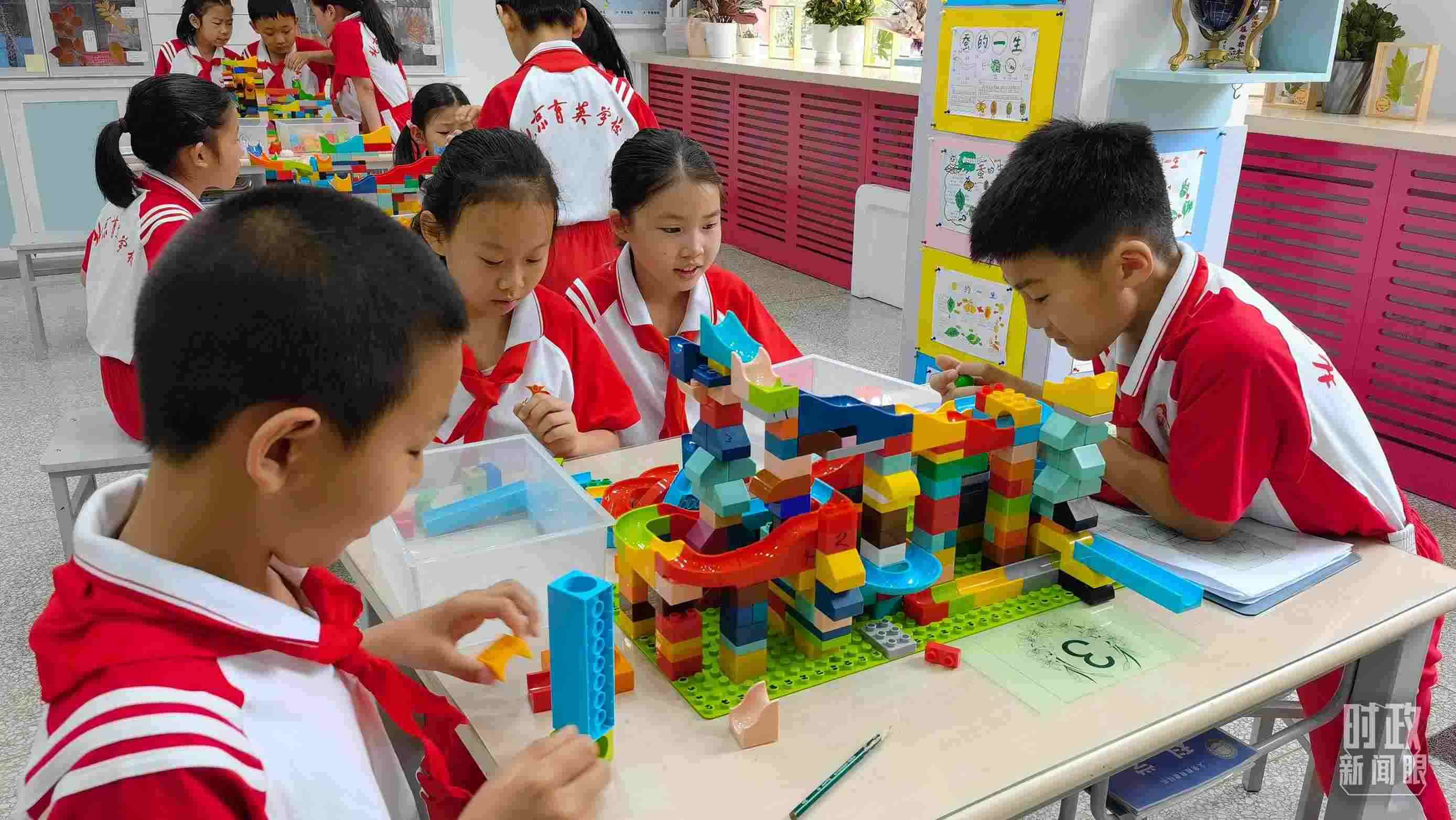 △正在搭建過山車模型的學(xué)生們。（總臺(tái)央視記者石丞拍攝）
