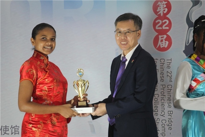 陳錫來參贊為獲獎(jiǎng)選手頒發(fā)二等獎(jiǎng)。圭亞那大學(xué)孔子學(xué)院供圖