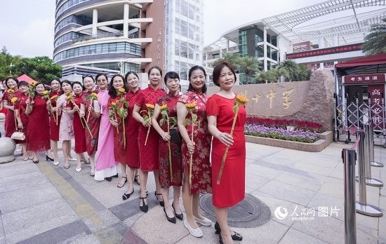 6月7日一早，廈門雙十中學(xué)考生家長(zhǎng)們身穿旗袍，手拿向日葵在考場(chǎng)外為孩子加油打氣，寓意“旗開得勝，一舉奪魁”。人民網(wǎng)記者 陳博攝