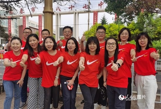 6月7日一早，陽(yáng)光明媚，天氣涼爽，在長(zhǎng)春市第八十七中學(xué)，考生們正陸續(xù)進(jìn)入考場(chǎng)。親友團(tuán)為參加高考的學(xué)子們加油鼓勁。人民網(wǎng)記者 王帝元攝