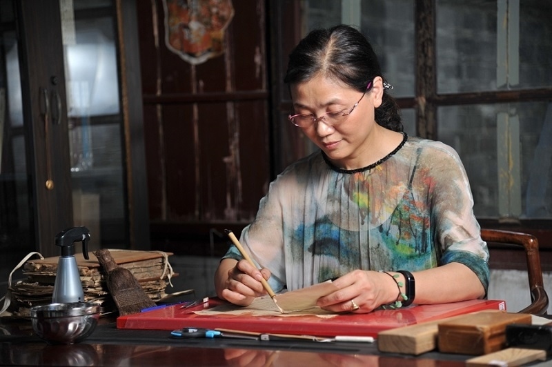 天一閣古籍修復師工作場景。天一閣博物院供圖