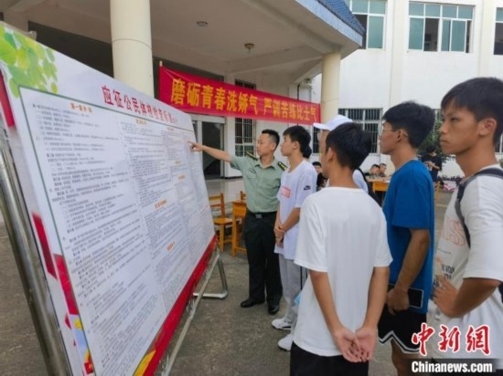 專武干部在講解應征體檢標準。韋碩 攝