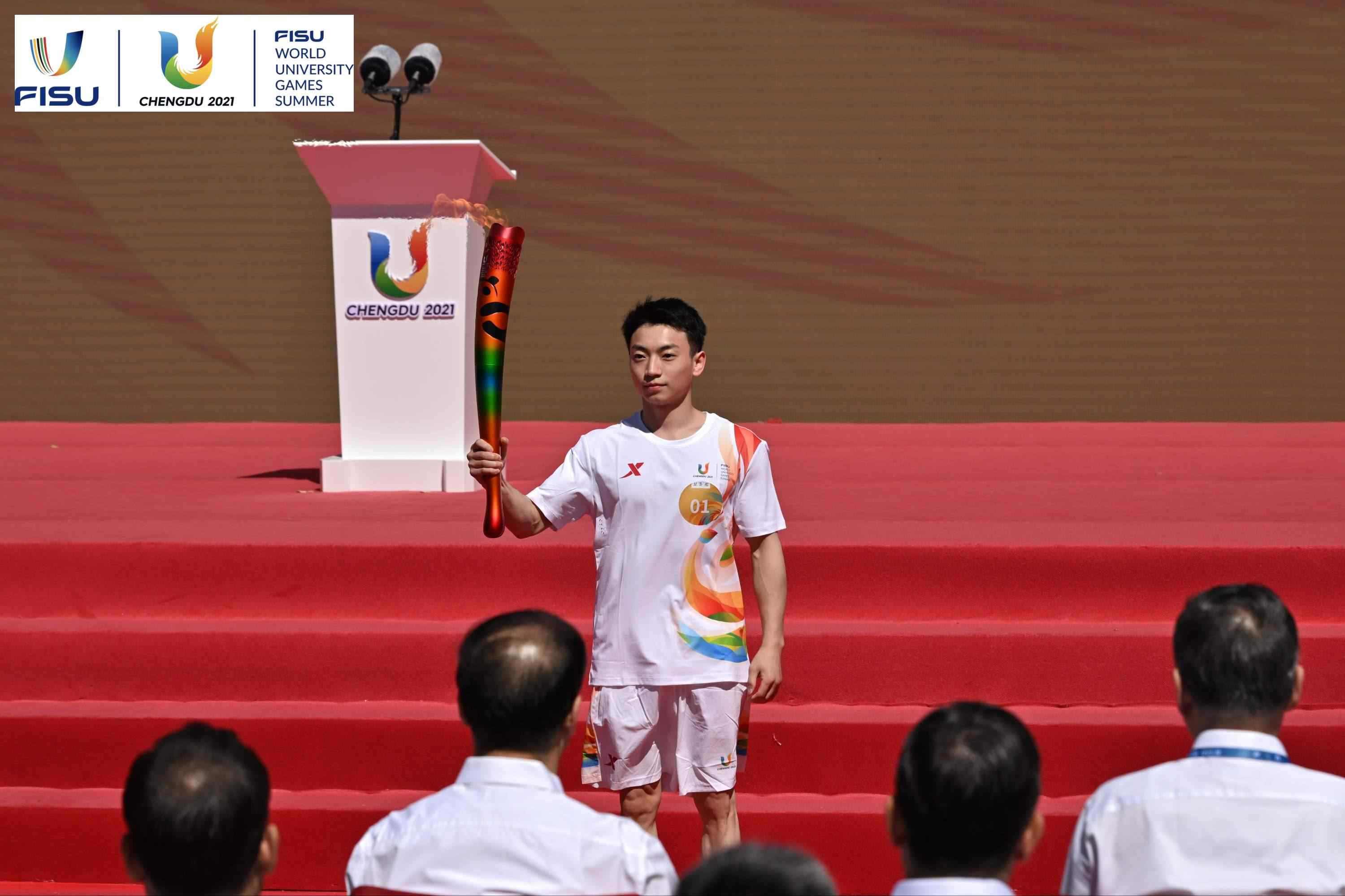 成都大運(yùn)會(huì)火炬手、奧運(yùn)冠軍鄒敬園高舉火炬。 圖片來(lái)源：成都大運(yùn)會(huì)執(zhí)委會(huì)供圖