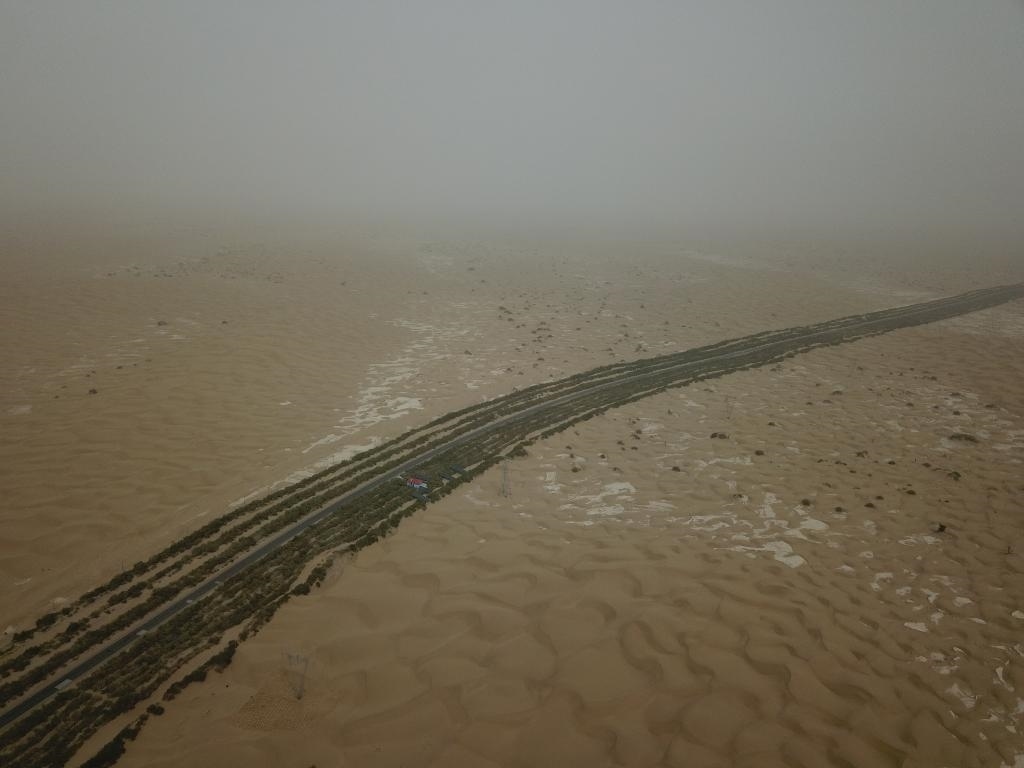 這是2019年8月12日拍攝的塔里木沙漠公路兩側(cè)的綠色屏障（無(wú)人機(jī)照片）。新華社記者宿傳義攝