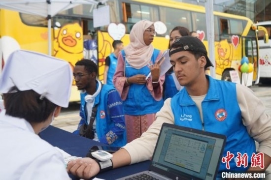 6月13日，在第20個(gè)世界獻(xiàn)血者日前夕，20名在贛留學(xué)生組團(tuán)前往血站獻(xiàn)血。吳迪 攝