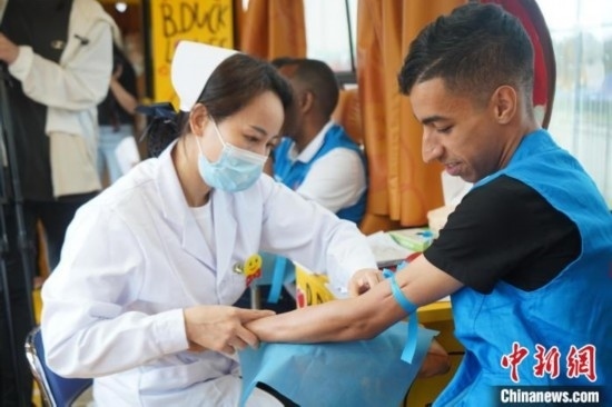 6月13日，在第20個(gè)世界獻(xiàn)血者日前夕，20名在贛留學(xué)生組團(tuán)前往血站獻(xiàn)血。吳迪 攝