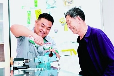 上流佳苑社區(qū)便民服務(wù)中心維修師傅李磊為社區(qū)居民提供服務(wù)。資料圖片