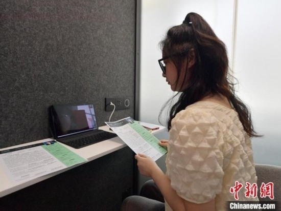 學(xué)生通過“云面試空間”進(jìn)行求職面試。劉棟 攝