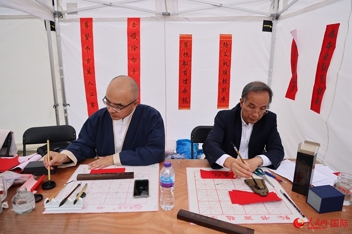 活動(dòng)現(xiàn)場(chǎng)的中國(guó)書法展示。人民網(wǎng)記者 邢雪攝