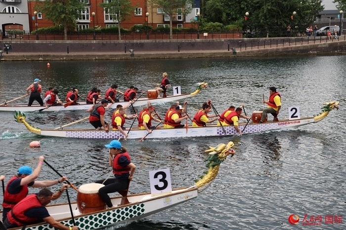 2023全英中華端午龍舟會(huì)比賽現(xiàn)場(chǎng)，幾支隊(duì)伍你追我趕。人民網(wǎng)記者 邢雪攝