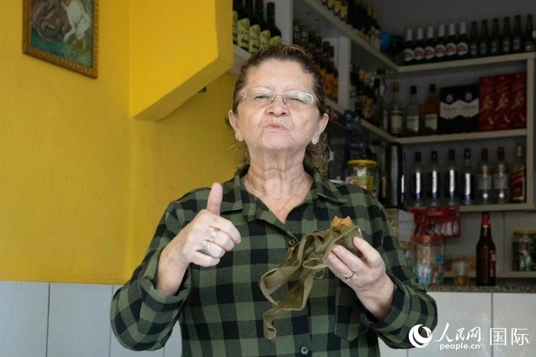 圣瑪塔社區(qū)居民品嘗粽子。王天聰攝