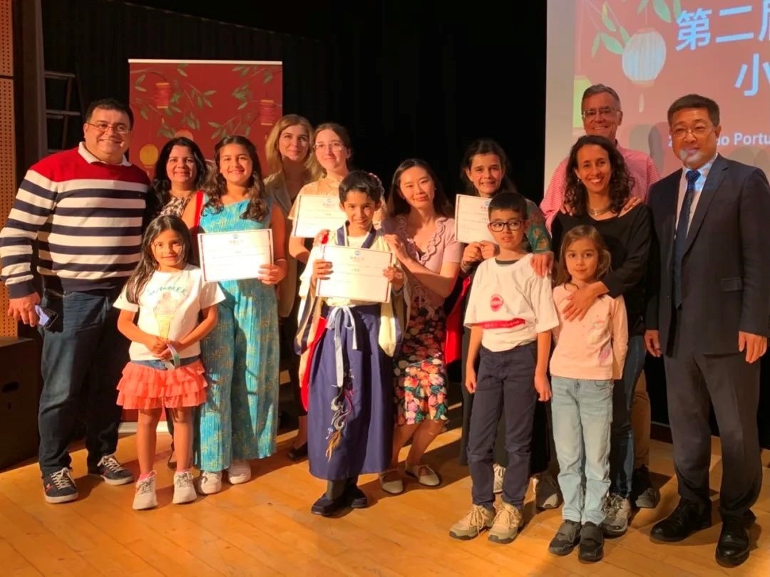 葡萄牙圣托馬斯孔子課堂第二屆“漢語橋”小學(xué)生中文秀比賽。圖片來源：里斯本大學(xué)孔子學(xué)院公眾號(hào)。